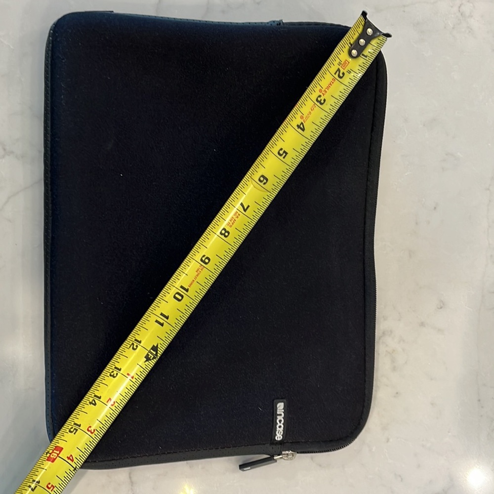 Incase laptop case - Picture 2 of 4